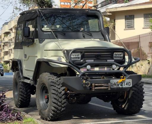 TOYOTA BANDEIRANTE 3.7 BJ50LV 4X4 TETO RIGIDO DIESEL 2P MANUAL